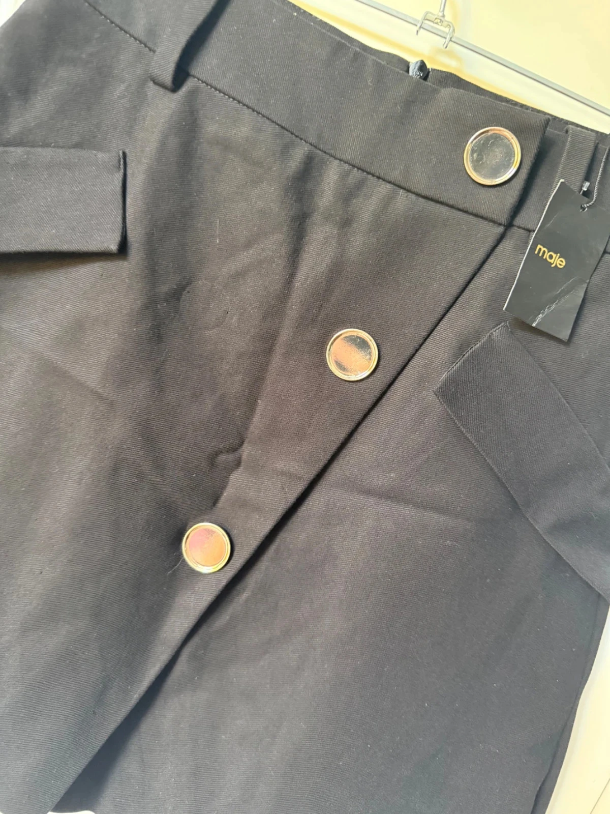 Saia preta Maje Tamanho 36 Corte trapézio, bolsos, botões dourados – photo 5